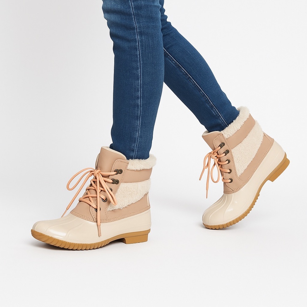 NWOT Cream/ Beige Neutral Lace Up Duck Boots with Sherpa exterior Trim Size 9.5
